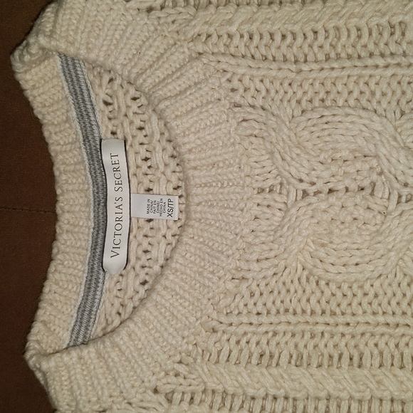 Cable knit sweater - Picture 7 of 8